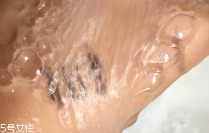 眼唇卸妝液和卸妝油哪個(gè)好？使用的區(qū)域不同