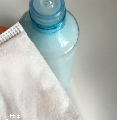 眼唇卸妝液和卸妝油哪個(gè)好？使用的區(qū)域不同
