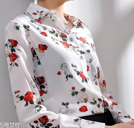 怎么穿衣服有女人味？跟著她學就對了