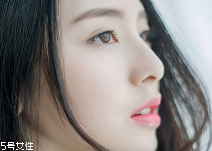 種睫毛是怎么種的？種睫毛是粘在睫毛這個位置