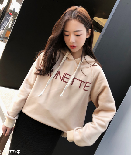 衛(wèi)衣買大了怎么辦？這樣穿酷到?jīng)]朋友