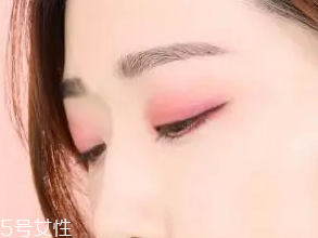 無妝眼影怎么畫？巧用粉色系眼影
