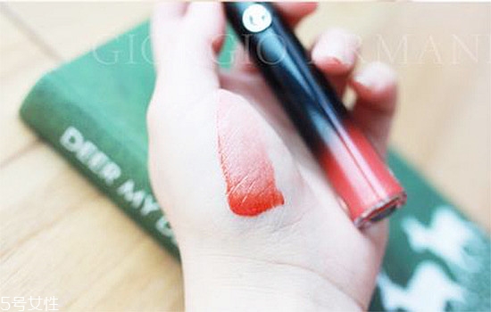 阿瑪尼黑管紅管哪個(gè)好？打造鮮艷欲滴的動(dòng)人雙唇