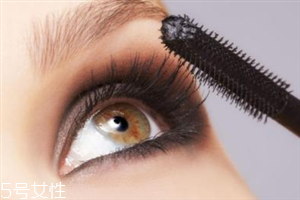 睫毛膏暈妝是什么原因？化妝手法很重要