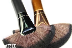 散粉刷該如何清洗？勿用堿性洗滌劑