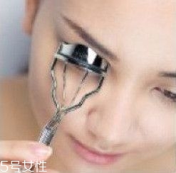 如何挑選合適的睫毛膏？這樣刷睫毛卷翹靚麗