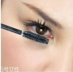 如何挑選合適的睫毛膏？這樣刷睫毛卷翹靚麗