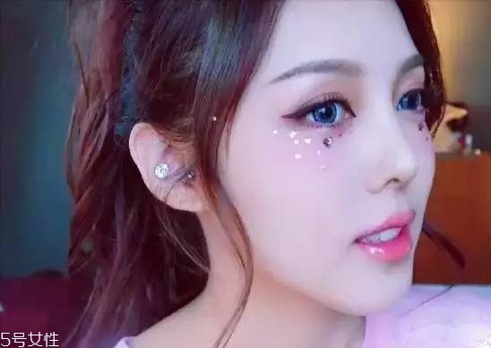 年會畫什么妝最好看上鏡？亮片妝絕對是最耀眼的