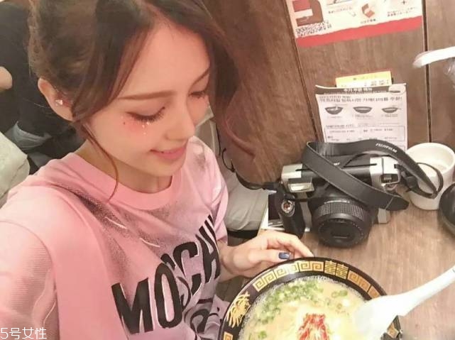 年會畫什么妝最好看上鏡？亮片妝絕對是最耀眼的