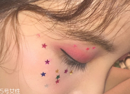 年會畫什么妝最好看上鏡？亮片妝絕對是最耀眼的