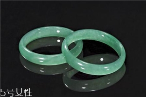 翡翠手鐲戴在哪只手好？行內(nèi)人士給出答案