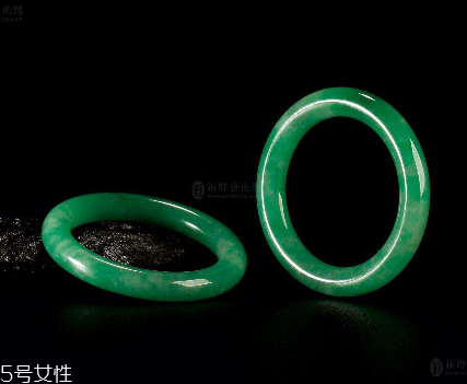 翡翠手鐲怎么養(yǎng)才能透？養(yǎng)翡翠的關(guān)鍵小竅門