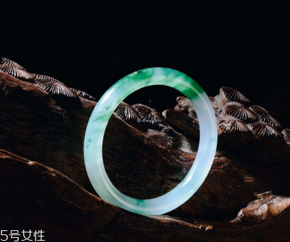 翡翠手鐲怎么養(yǎng)才能透？養(yǎng)翡翠的關(guān)鍵小竅門