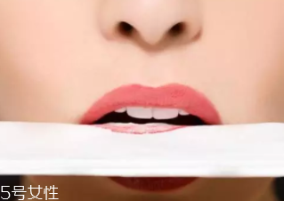 化妝新手怎么化唇妝？咬唇妝自然日常