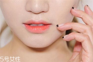 唇紋怎么去除？淡化唇紋的唇膏推薦