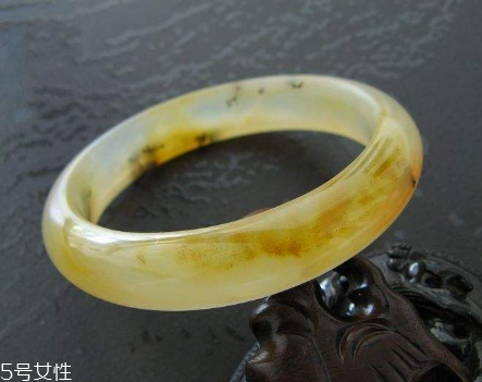 黃龍玉手鐲起棉怎么辦？正常現(xiàn)象不必驚慌