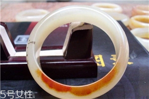 黃龍玉手鐲起棉怎么辦？正?，F(xiàn)象不必驚慌