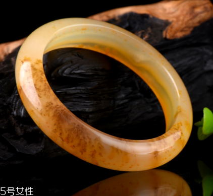 黃龍玉手鐲什么顏色才是最好的？這樣選絕不出錯(cuò)