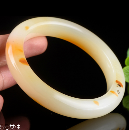 黃龍玉手鐲對(duì)身體好嗎？原來(lái)戴玉的好處這么多
