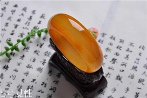 黃龍玉手鐲對(duì)身體好嗎？原來戴玉的好處這么多