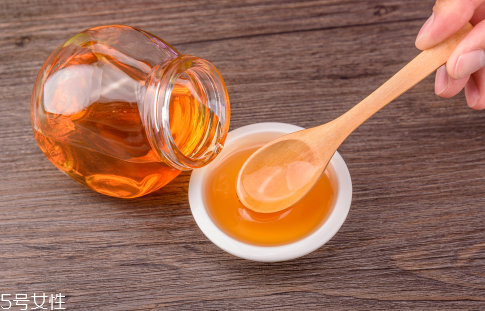 嘴唇干裂脫皮可以用蜂蜜嗎？滋潤(rùn)唇部小妙招