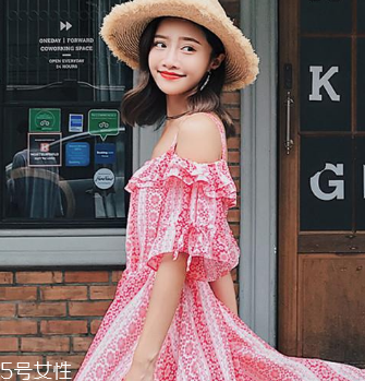 一字肩衣服怎么搭配？時髦精的高端裸露