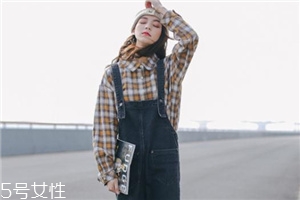 背帶褲怎么搭配？超減齡的小清新裝扮
