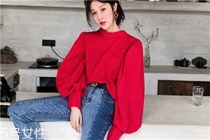 拼色牛仔褲怎么搭配？開(kāi)春的最火的一條褲子