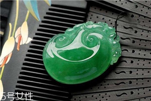 翡翠起膠是什么意思？起膠現(xiàn)象屬于高檔翡翠