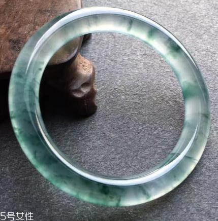 翡翠手鐲怎么看水頭？行家教你這樣挑
