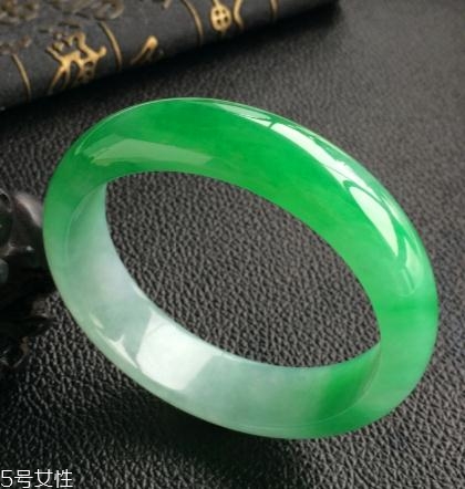 翡翠手鐲怎么看水頭？行家教你這樣挑