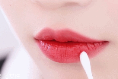 透明唇蜜哪個(gè)牌子好？打造玻璃唇效果