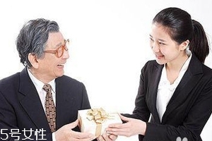 給領(lǐng)導(dǎo)送禮怎么說(shuō)合適？真誠(chéng)并且要注意分寸
