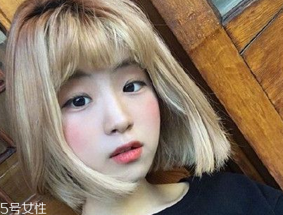 短頭發(fā)染什么顏色好看洋氣顯白？短發(fā)這樣弄好看又大方