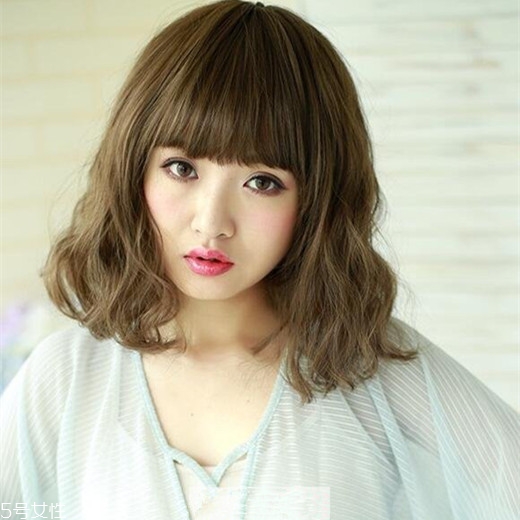 矮個(gè)子女生適合什么短發(fā)？氣質(zhì)齊肩卷發(fā)