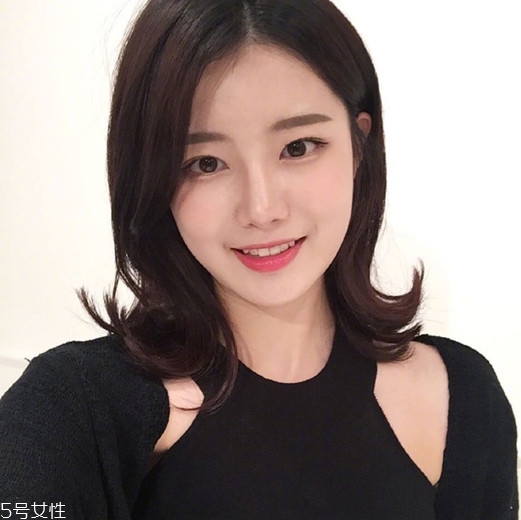 矮個(gè)子女生適合什么短發(fā)？氣質(zhì)齊肩卷發(fā)