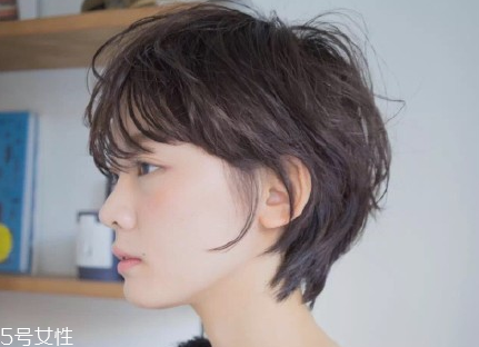 短頭發(fā)染什么顏色好看洋氣顯白？短發(fā)這樣弄好看又大方