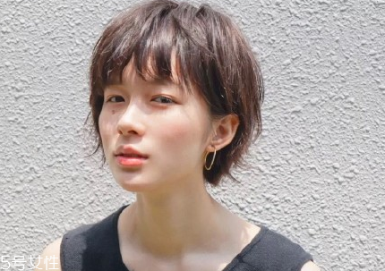 短頭發(fā)染什么顏色好看洋氣顯白？短發(fā)這樣弄好看又大方