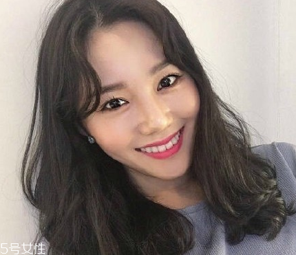 凌亂小卷中長發(fā)怎么弄好看？超美的凌亂小卷中長發(fā)