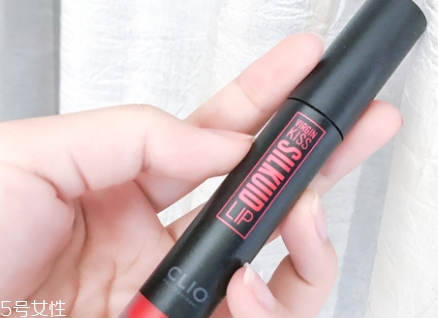 唇彩怎么涂？按照步驟涂抹