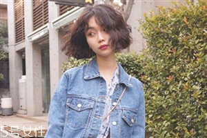 小波浪卷發(fā)怎么打理？焦糖色頭發(fā)超百搭