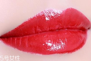 怎么涂口紅不顯唇紋？關(guān)鍵是做好打底