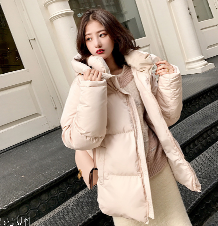 短款羽絨服怎么搭配？小個子女生的顯高利器