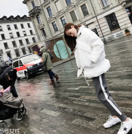 短款羽絨服怎么搭配？小個子女生的顯高利器