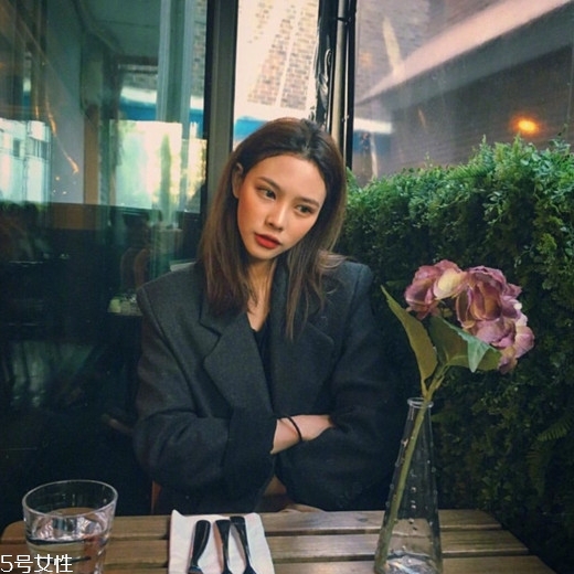 齊肩直發(fā)染什么顏色好看？簡(jiǎn)單好看的齊肩發(fā)扎法