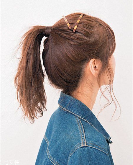 冬天系圍巾怎么扎頭發(fā)？適合搭配羽絨服的發(fā)型