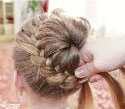 小女孩扎什么頭發(fā)好看？小公主發(fā)型大全
