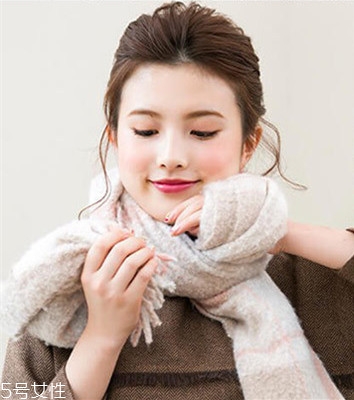 冬天系圍巾怎么扎頭發(fā)？適合搭配羽絨服的發(fā)型