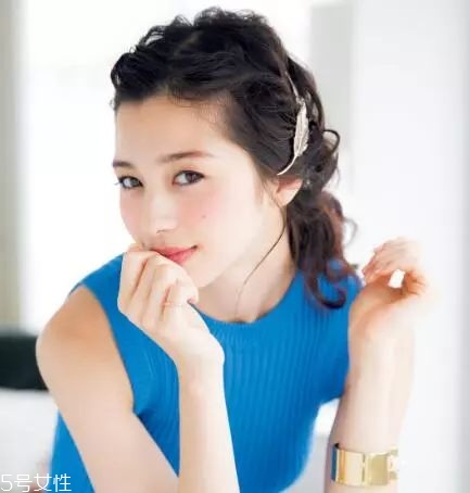 女生冬天長發(fā)怎么編好看？長發(fā)妹紙才懂得的痛