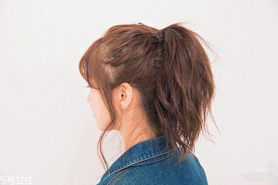 冬天系圍巾怎么扎頭發(fā)？適合搭配羽絨服的發(fā)型